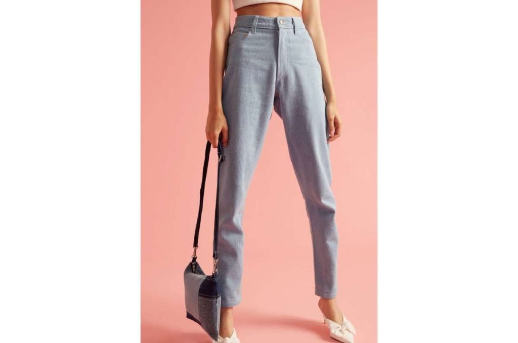 Looks de oficina casuales con mom jeans SIN tenis 0