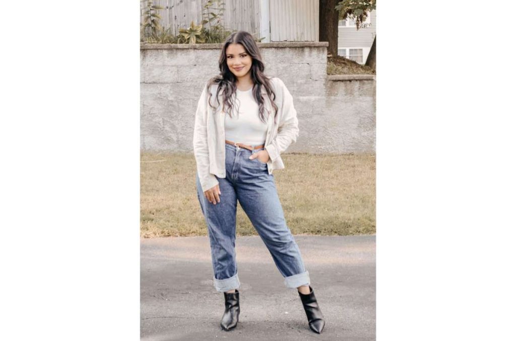 Looks de oficina casuales con mom jeans SIN tenis 3