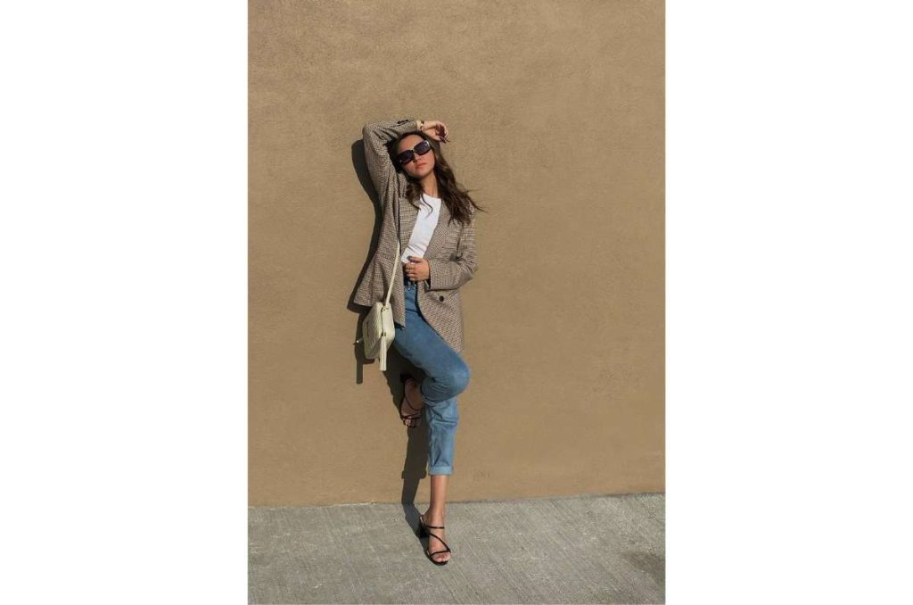 Looks de oficina casuales con mom jeans SIN tenis 1