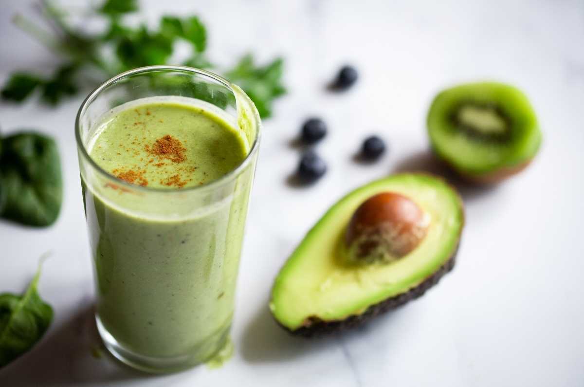 Recetas de smoothies con aguacate que te darán energía por las mañanas