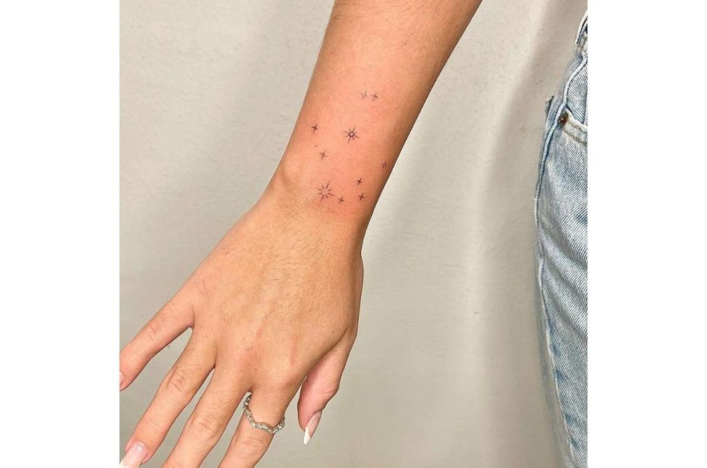 tatuaje discreto en la muñeca