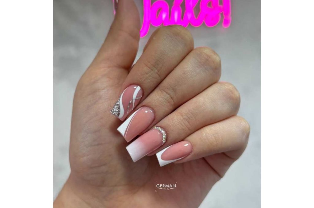5 diseños de uñas acrílicas ideales para una graduación 2