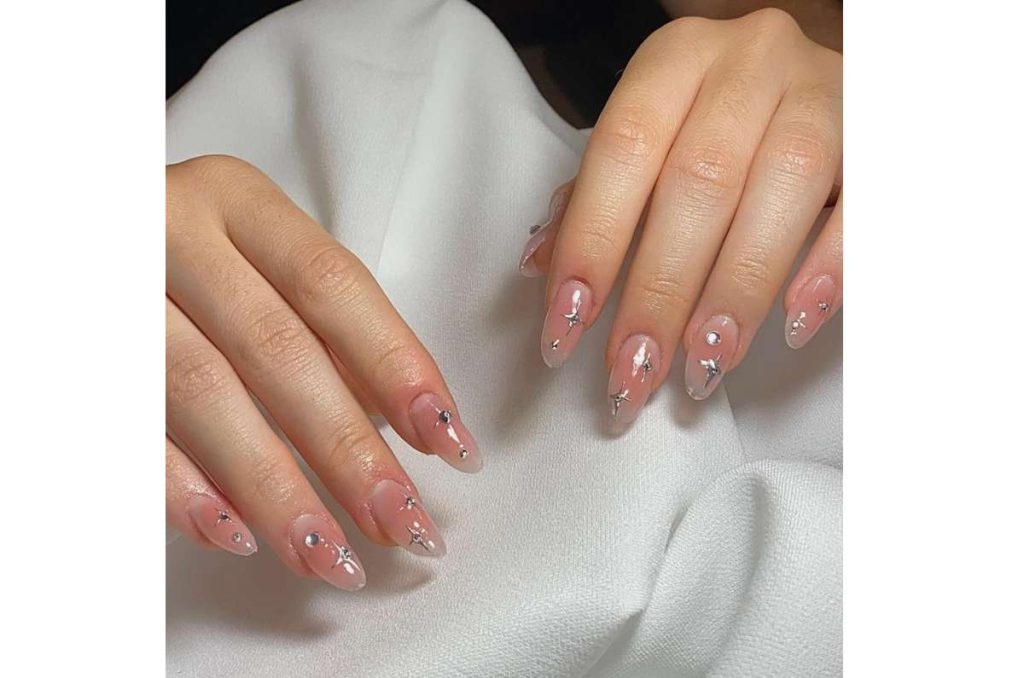10 diseños sencillos y elegantes de uñas almendra para usarlas por primera vez 0