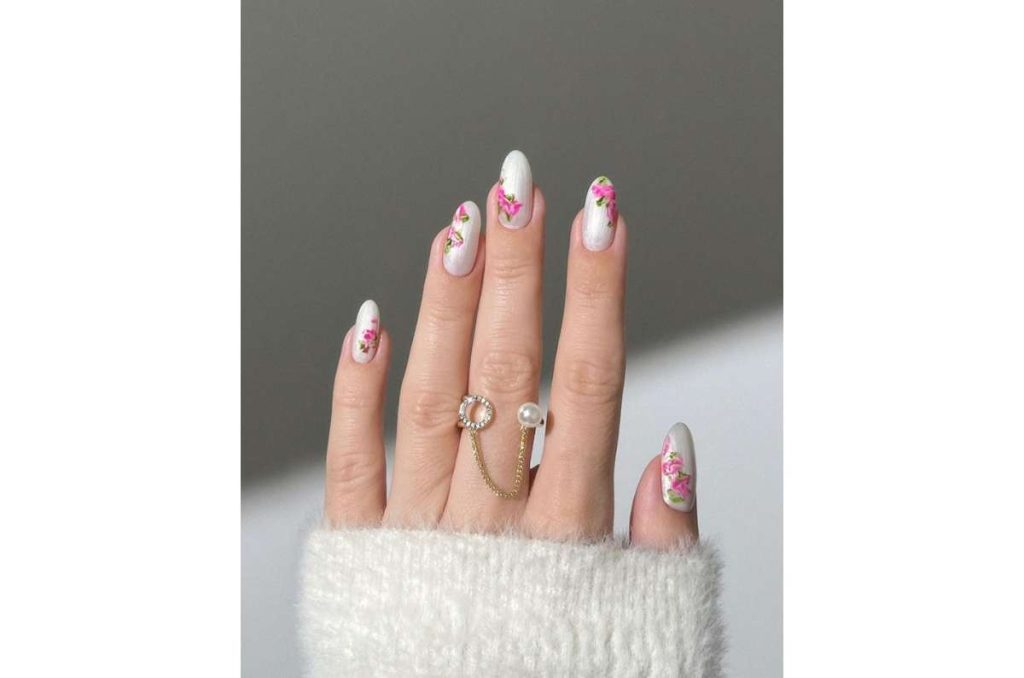 Uñas blancas cromadas: 10 diseños para darle un giro a un manicure básico 1
