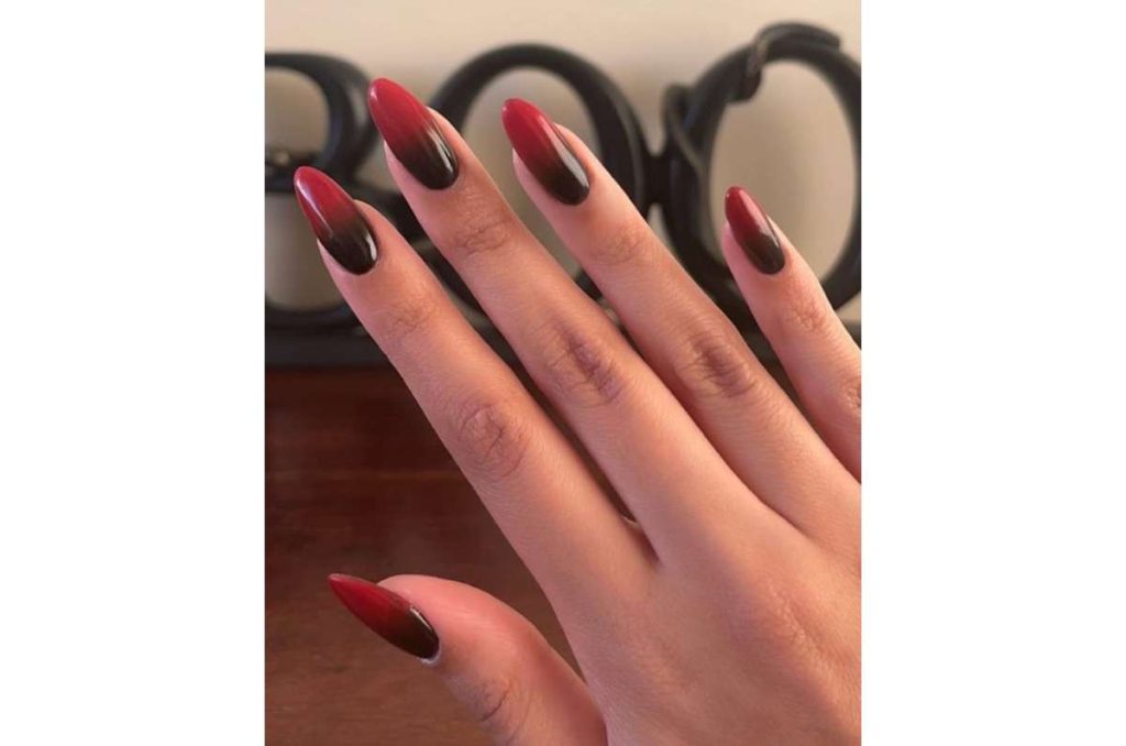 Uñas góticas y elegantes que no son negras ideales para la oficina 1