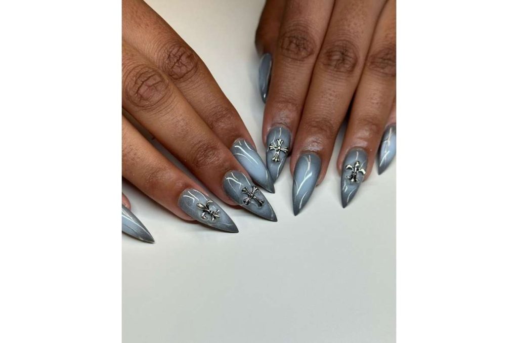 Uñas góticas grises