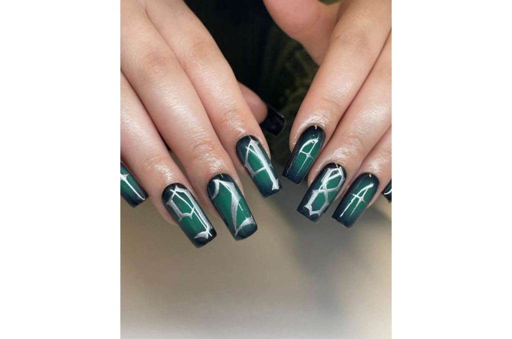 Uñas góticas y elegantes que no son negras ideales para la oficina 3
