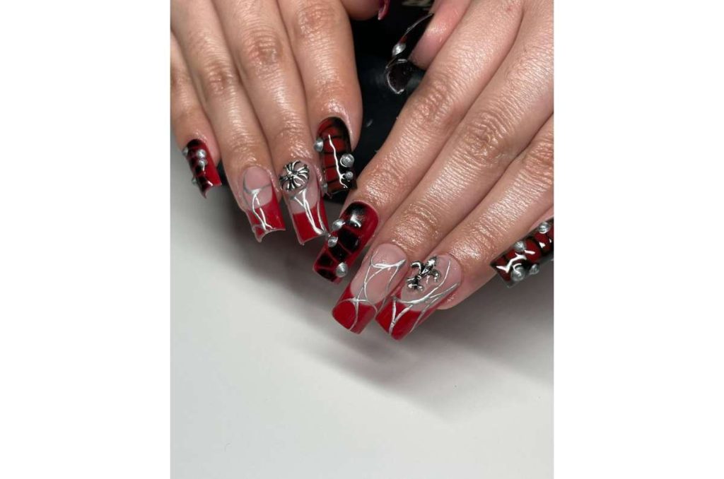 Uñas góticas y elegantes que no son negras ideales para la oficina 2