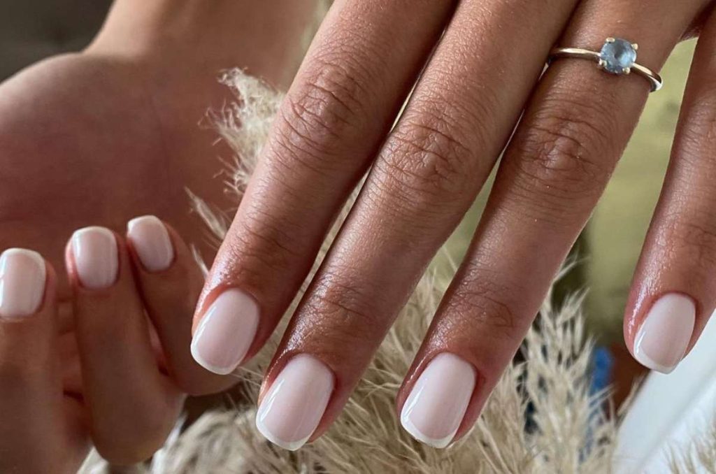 Milky french mani: el diseño neutro y hermoso perfecto para morenas que estabas buscando 0