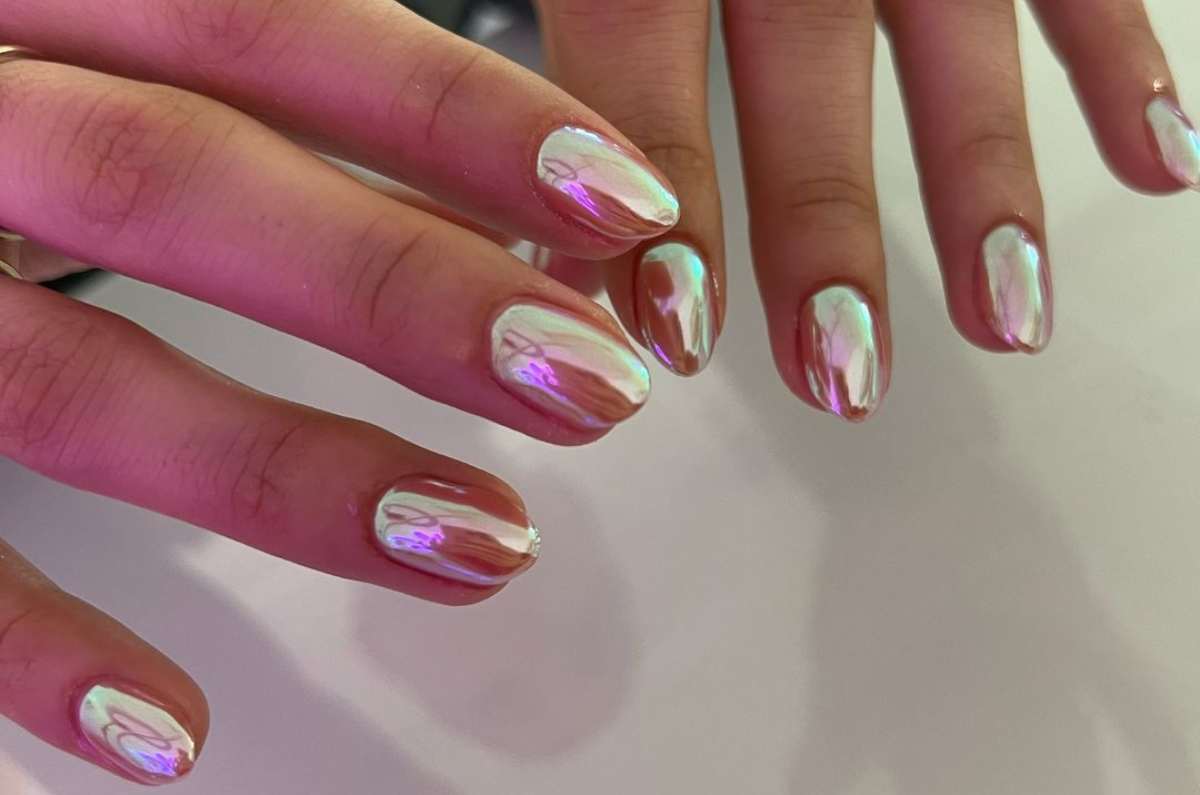 Uñas perla: diseños cromados para manos sofisticadas