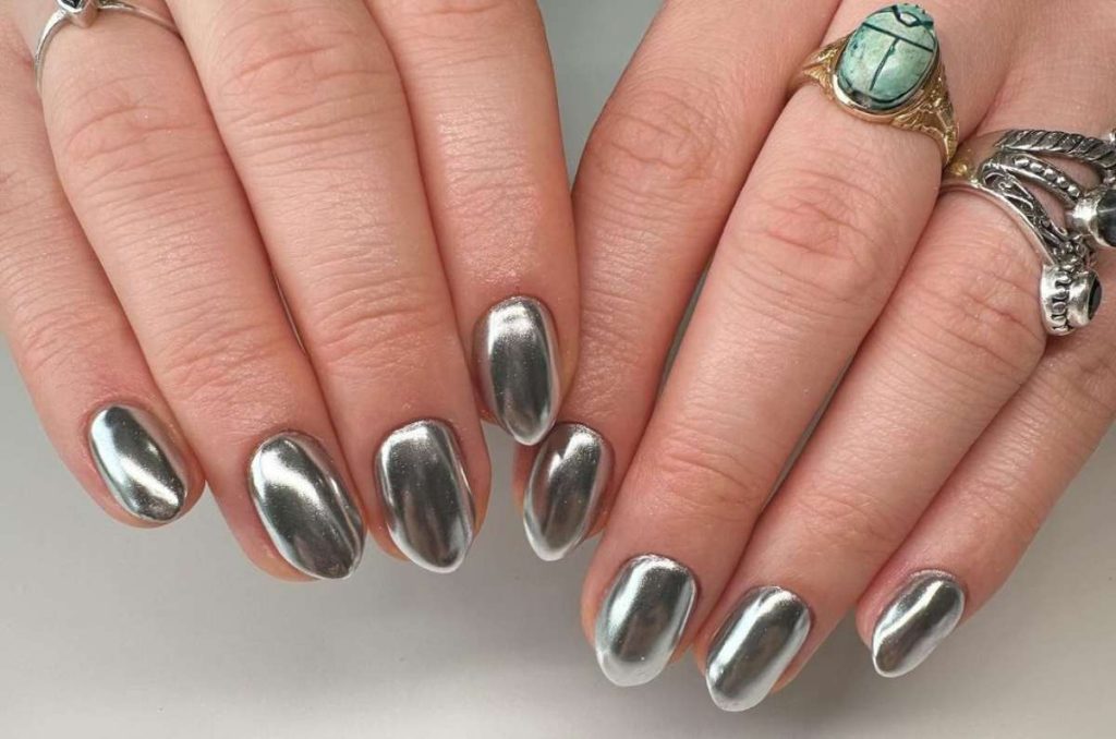 Diseños de uñas plateadas elegantes