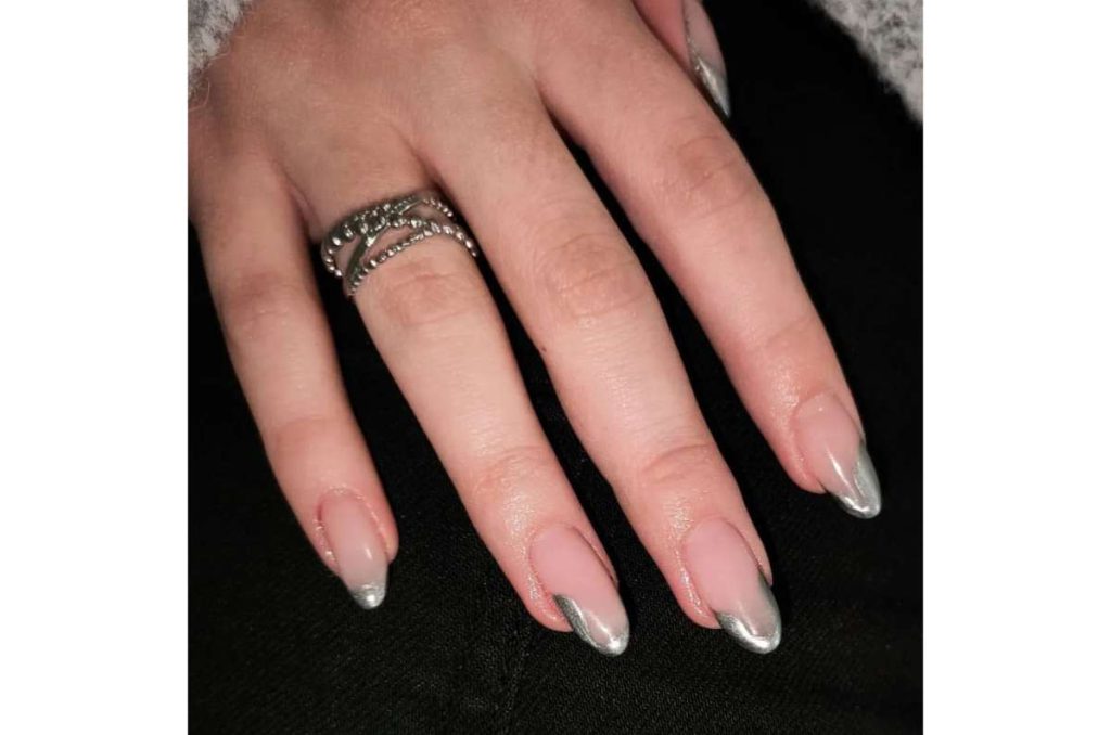 Uñas plateadas mani francés