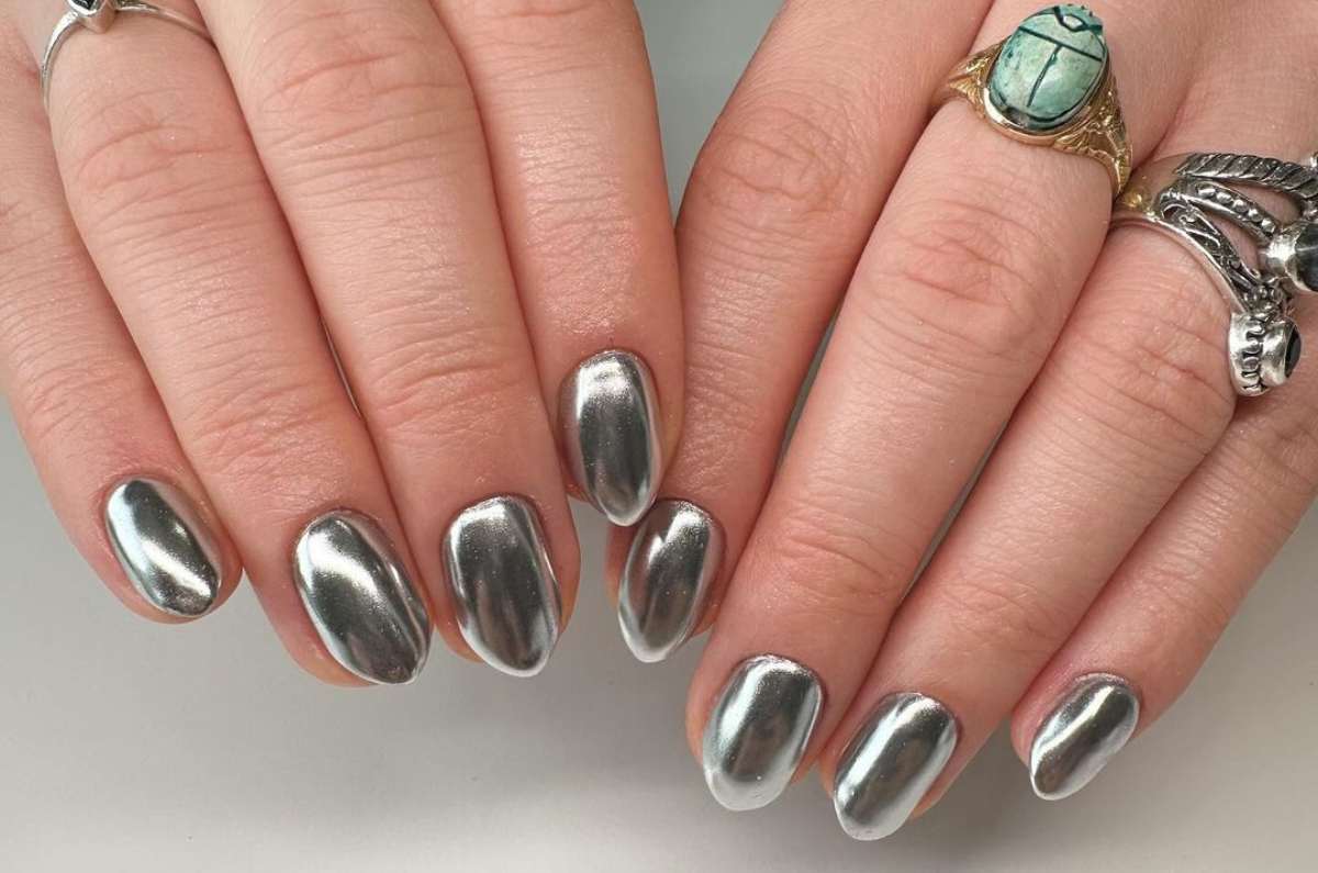 10 diseños de uñas plateadas atemporales para lucir arreglada en la oficina