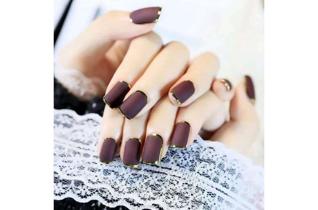 10 diseños de uñas vino con detalles dorados súper elegantes 0