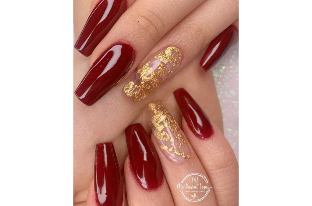 10 diseños de uñas vino con detalles dorados súper elegantes 1