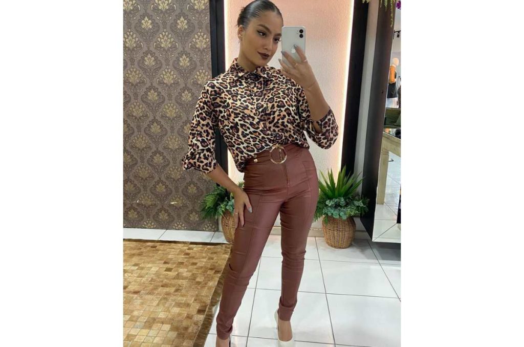 Looks con camisas animal print ideales para la oficina y verte arreglada 1