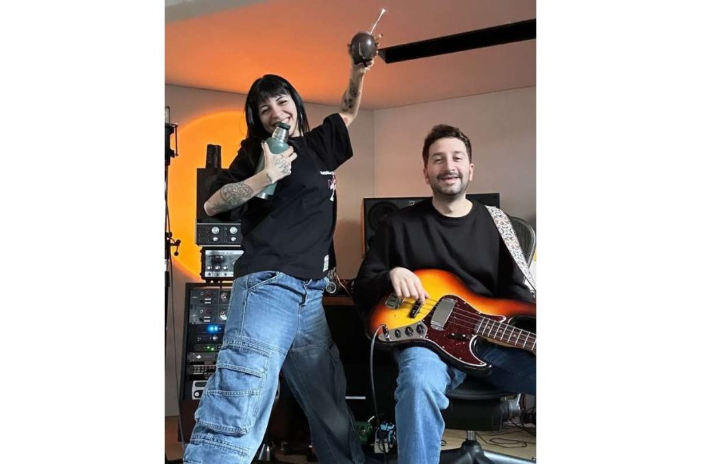 Él es la nueva pareja de Cazzu y también es muy reconocido en la escena musical 1