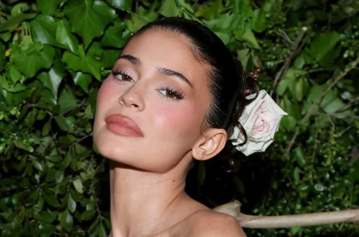 Cómo llevar la tendencia ‘summer garden’ con flores XL de Kylie Jenner en tus uñas