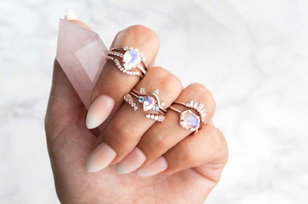 usar muchos anillos en una mano