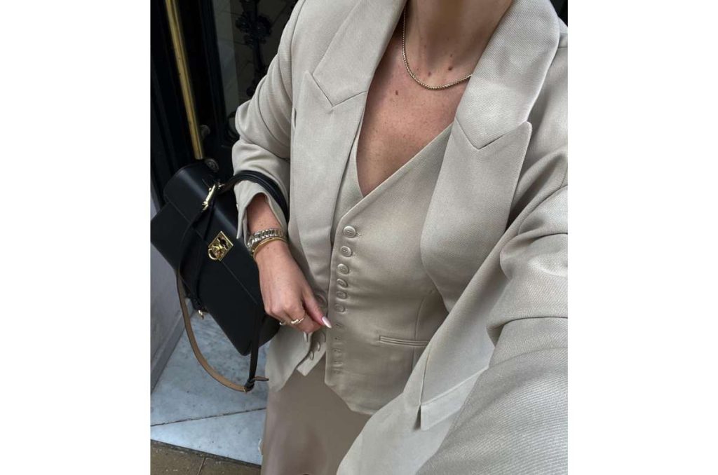 8 looks con falda de satín perfectos para verte arreglada en el trabajo 2