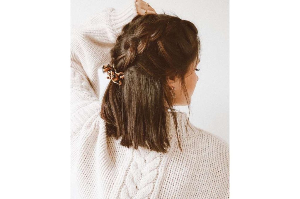 Peinados con mini trenzas para lucir cabello corto elegante 2
