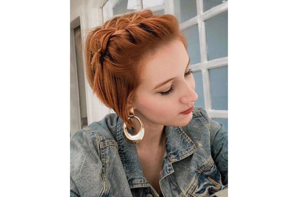 Peinados con mini trenzas para lucir cabello corto elegante 1