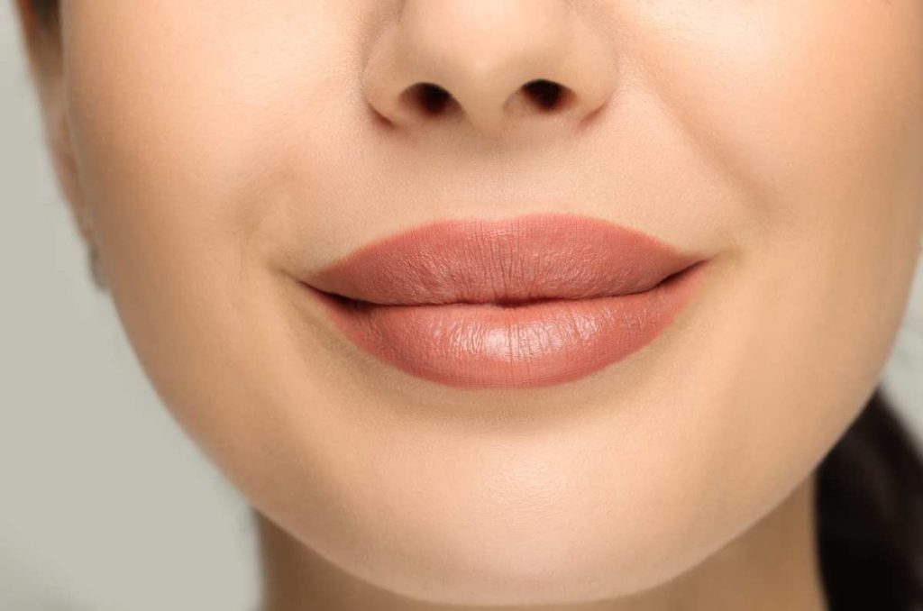 Tonos de labiales que más le favorecen a las mujeres de 40+ según Carolina Herrera 2