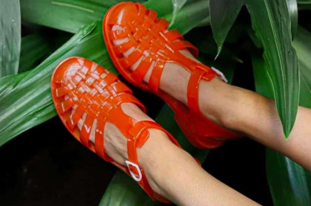 Zapatos jelly: la tendencia noventera que puedes combinar con tus outfits casuales y verte arreglada 1