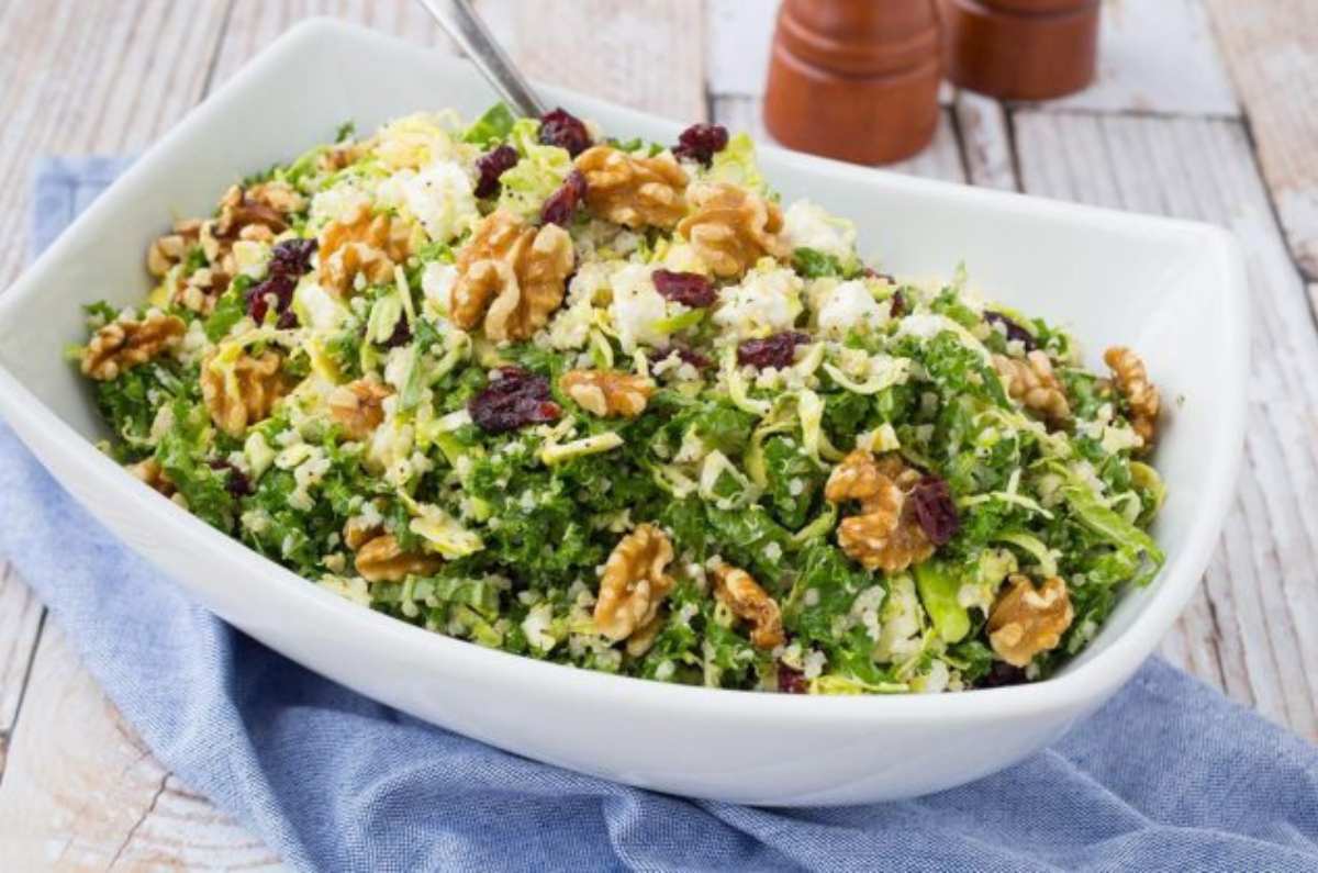 Ensalada de kale con quinoa y arándanos