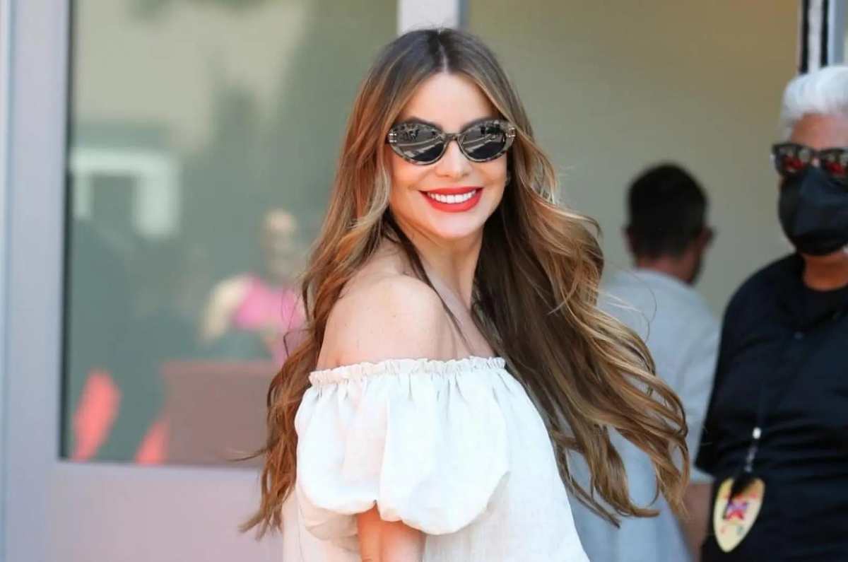 Sofía Vergara muestra cómo lucir vestido largo formal con tenis blancos a los 50