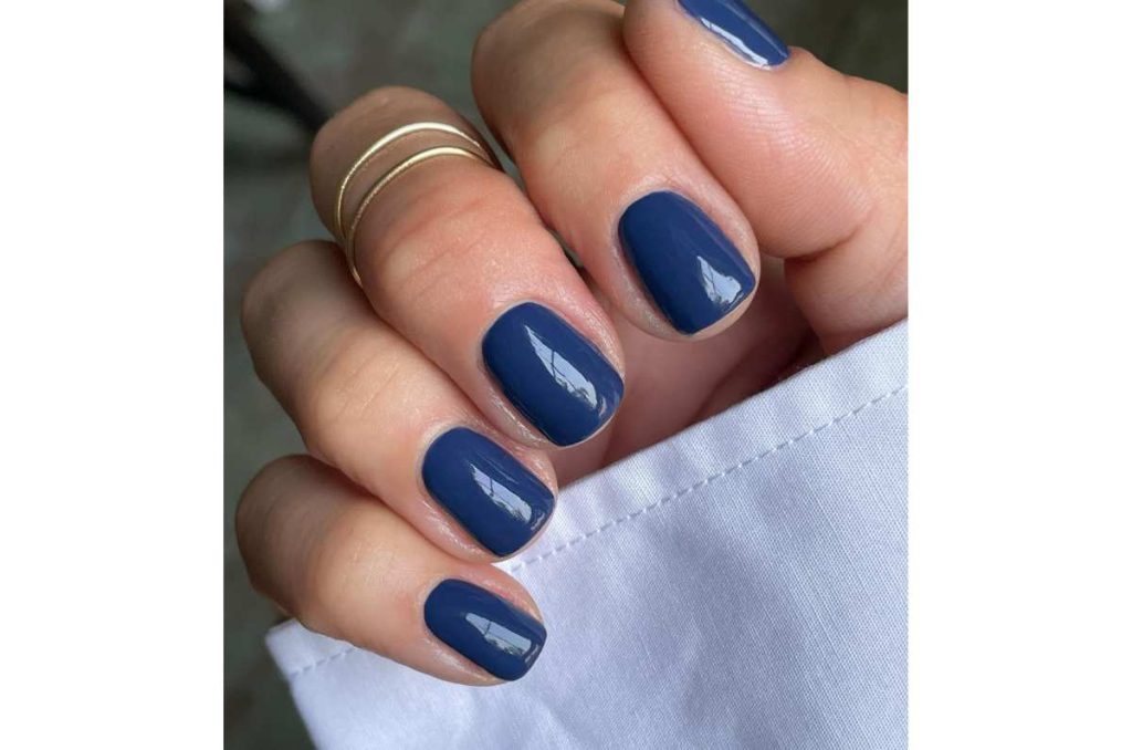 Uñas azul marino