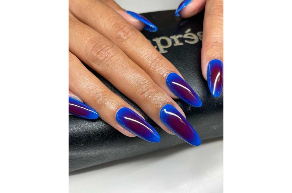 Uñas aura moradas