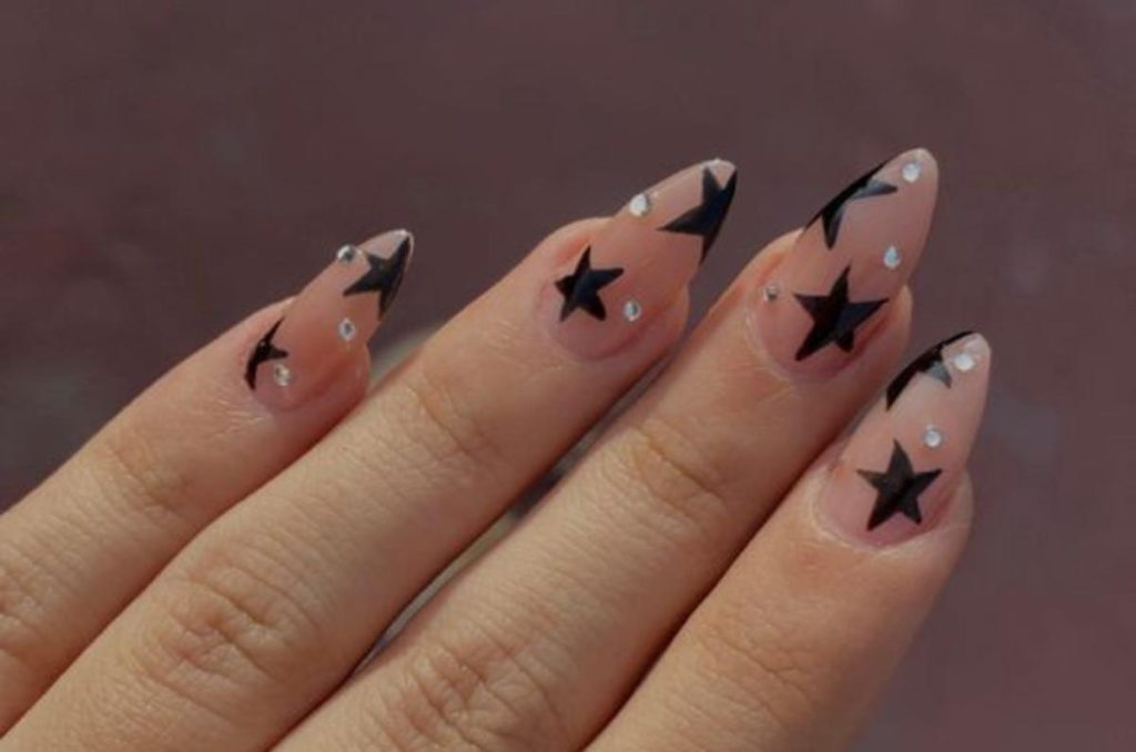 Uñas negras: ideas de diseños aesthetic para un manicure dark 5