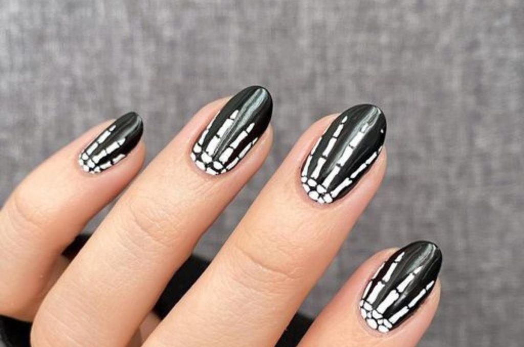 Uñas negras: ideas de diseños aesthetic para un manicure dark 7
