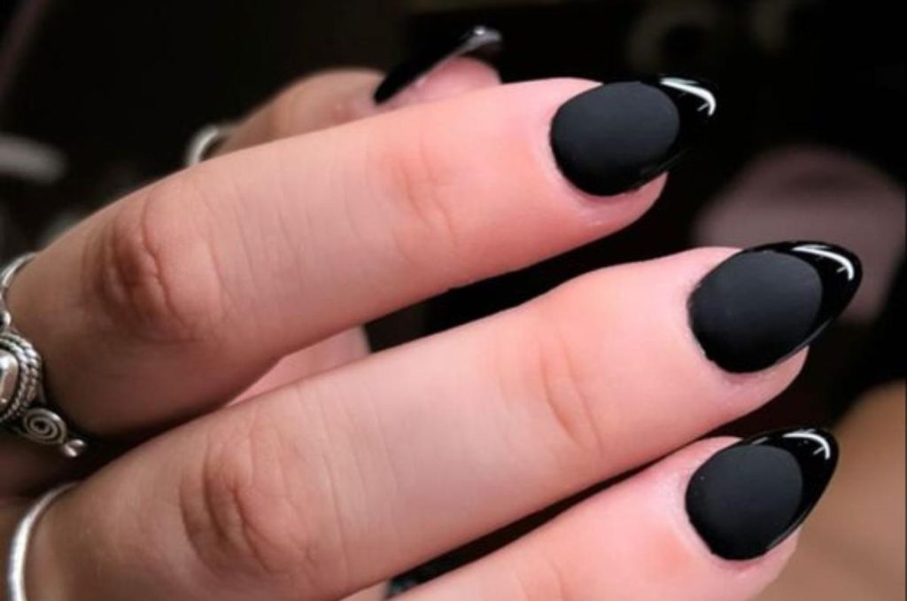 Uñas negras: ideas de diseños aesthetic para un manicure dark 4