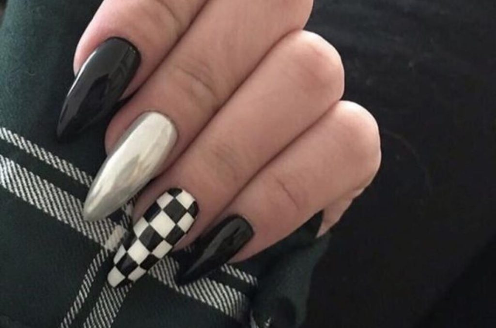 Uñas negras: ideas de diseños aesthetic para un manicure dark 6