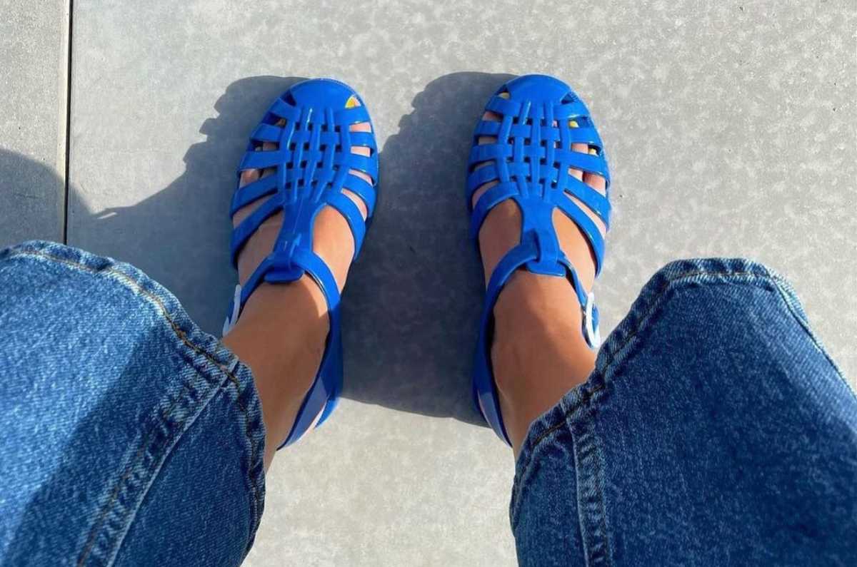 Zapatos jelly: la tendencia noventera que puedes combinar con tus outfits casuales y verte arreglada