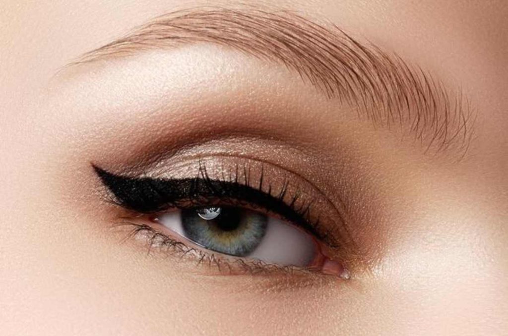 3 técnicas VIRALES para hacer un cat eye largo y derecho sin fallar en el intento 2