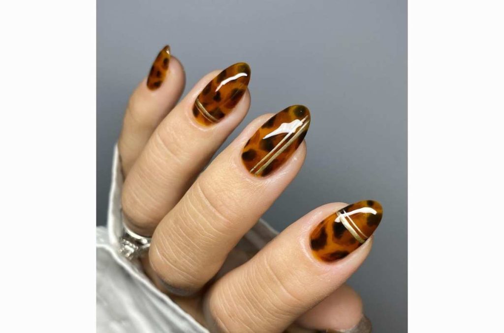 uñas carey con dorado