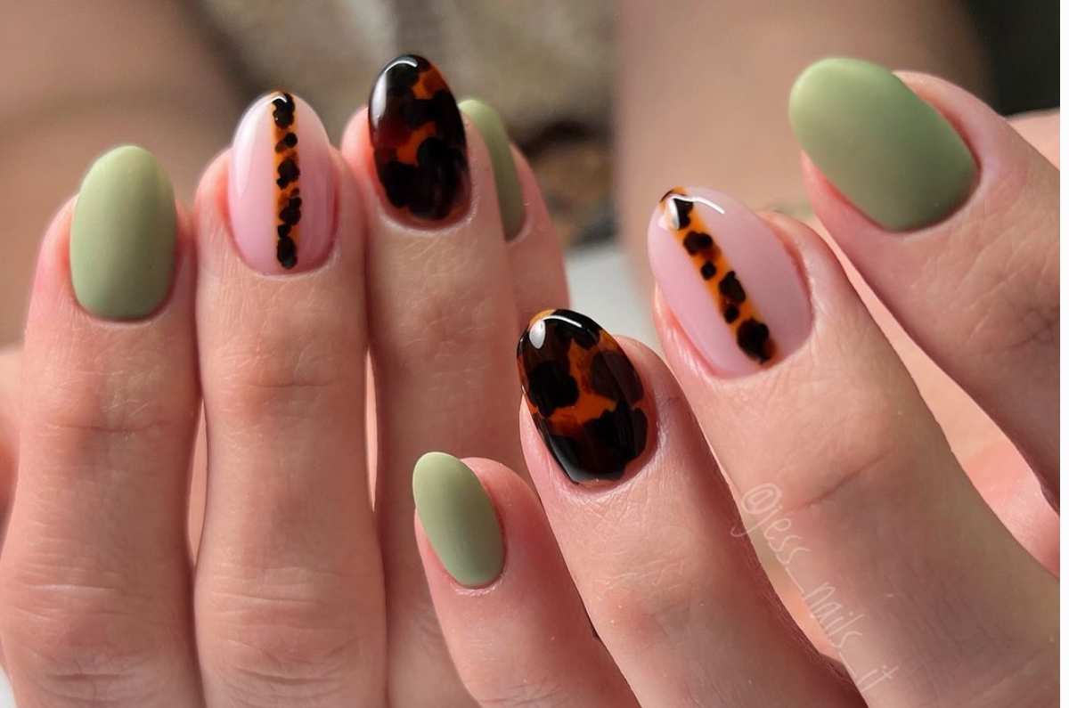 Uñas carey: el diseño más icónico para este otoño