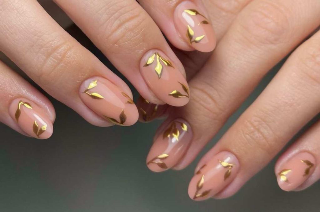 ideas de diseños de uñas con hojas otoñales