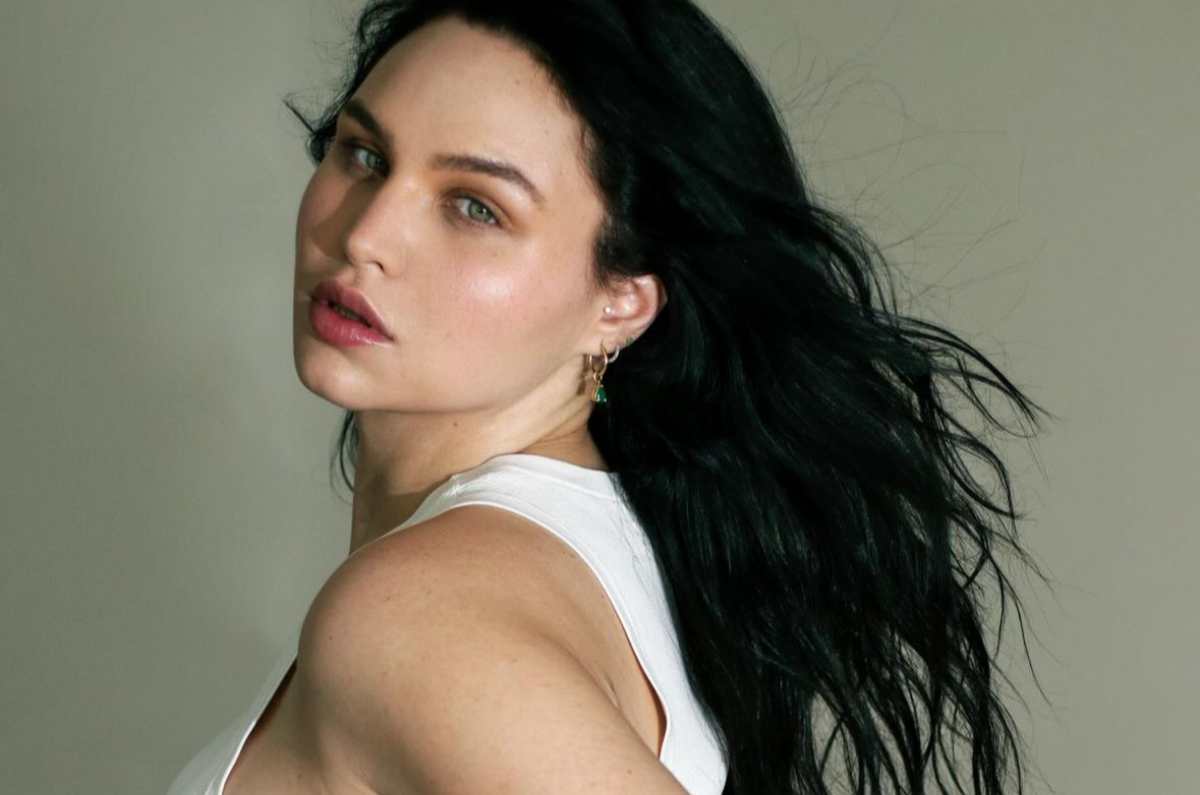 «Celina» de «Rebelde» muestra cómo lucir vestido de vinil si eres curvy
