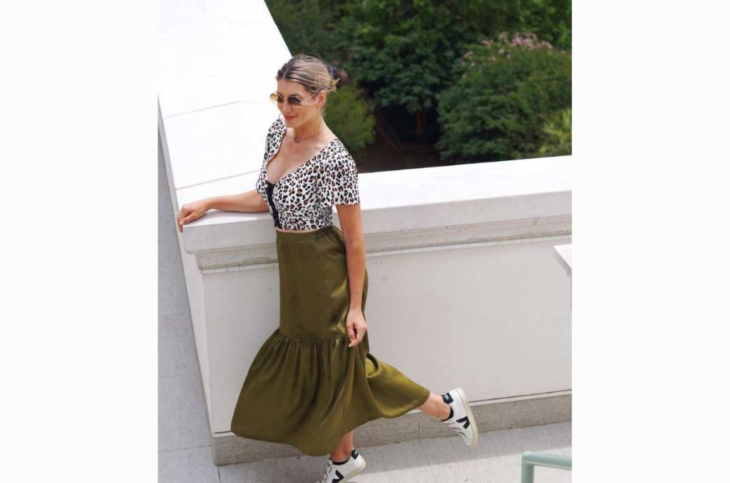 7 formas de lucir faldas con tenis para looks casuales pero arreglados 1