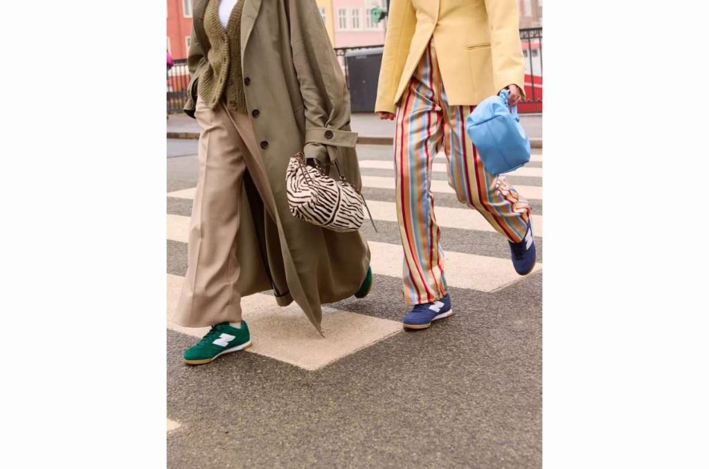 10 outfits arreglados con tenis de colores para la oficina 1