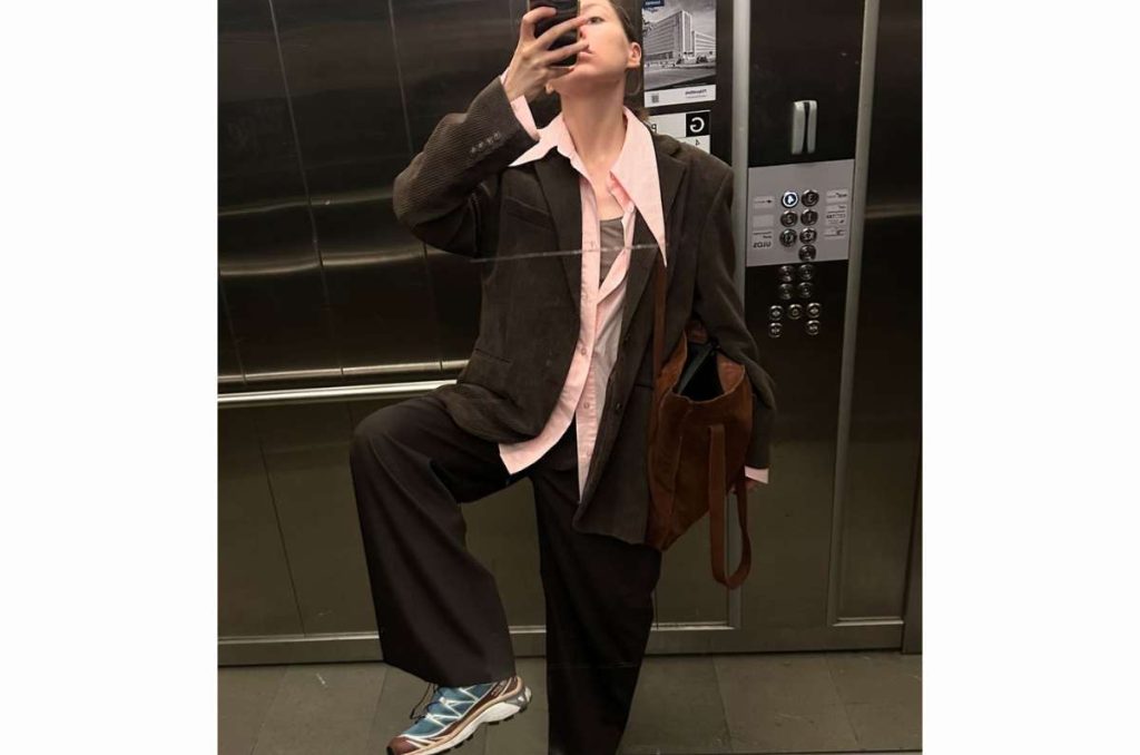 10 outfits arreglados con tenis de colores para la oficina 4