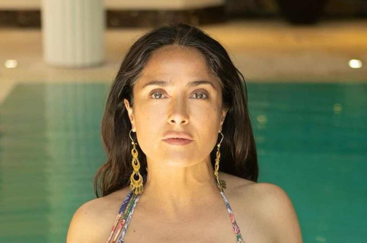 Salma Hayek luce icónico bikini, ideal para mujeres de 50s