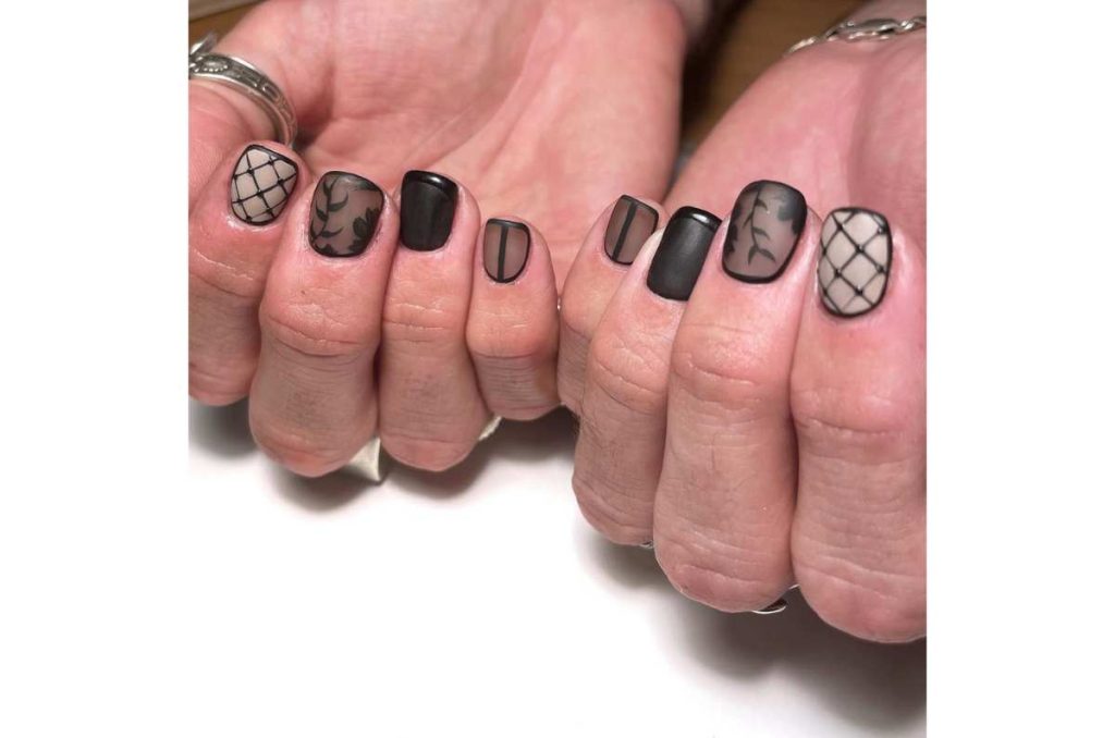 Uñas negras transparentes: la forma más linda de llevar el negro 1