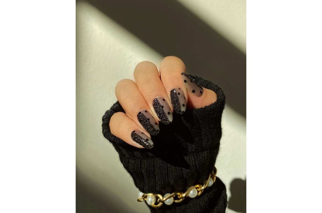 Uñas negras transparentes: la forma más linda de llevar el negro 2