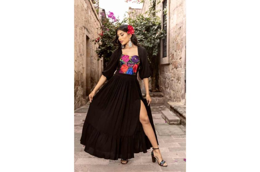 10 outfits que puedes usar con vestidos mexicanos para celebrar el 15 de septiembre 0