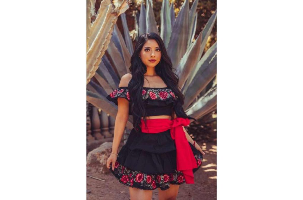 10 outfits que puedes usar con vestidos mexicanos para celebrar el 15 de septiembre 7